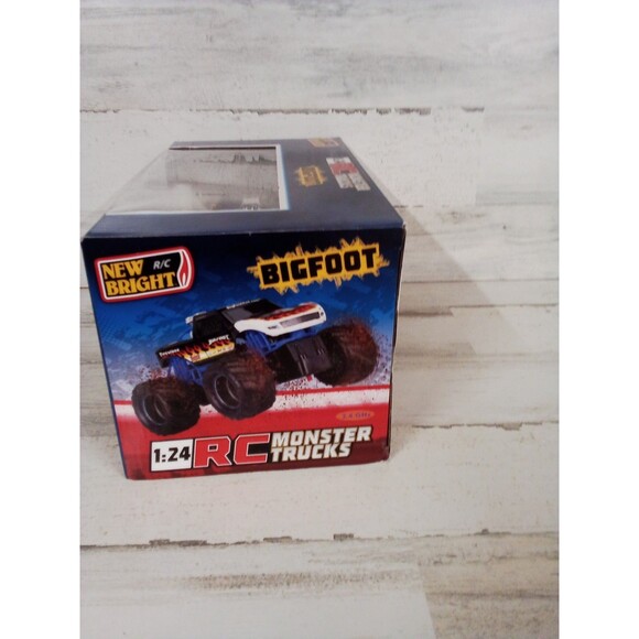 Bigfoot Radio Control 1:24th Scale 4x4x4 New In box - Picture 10 of 13